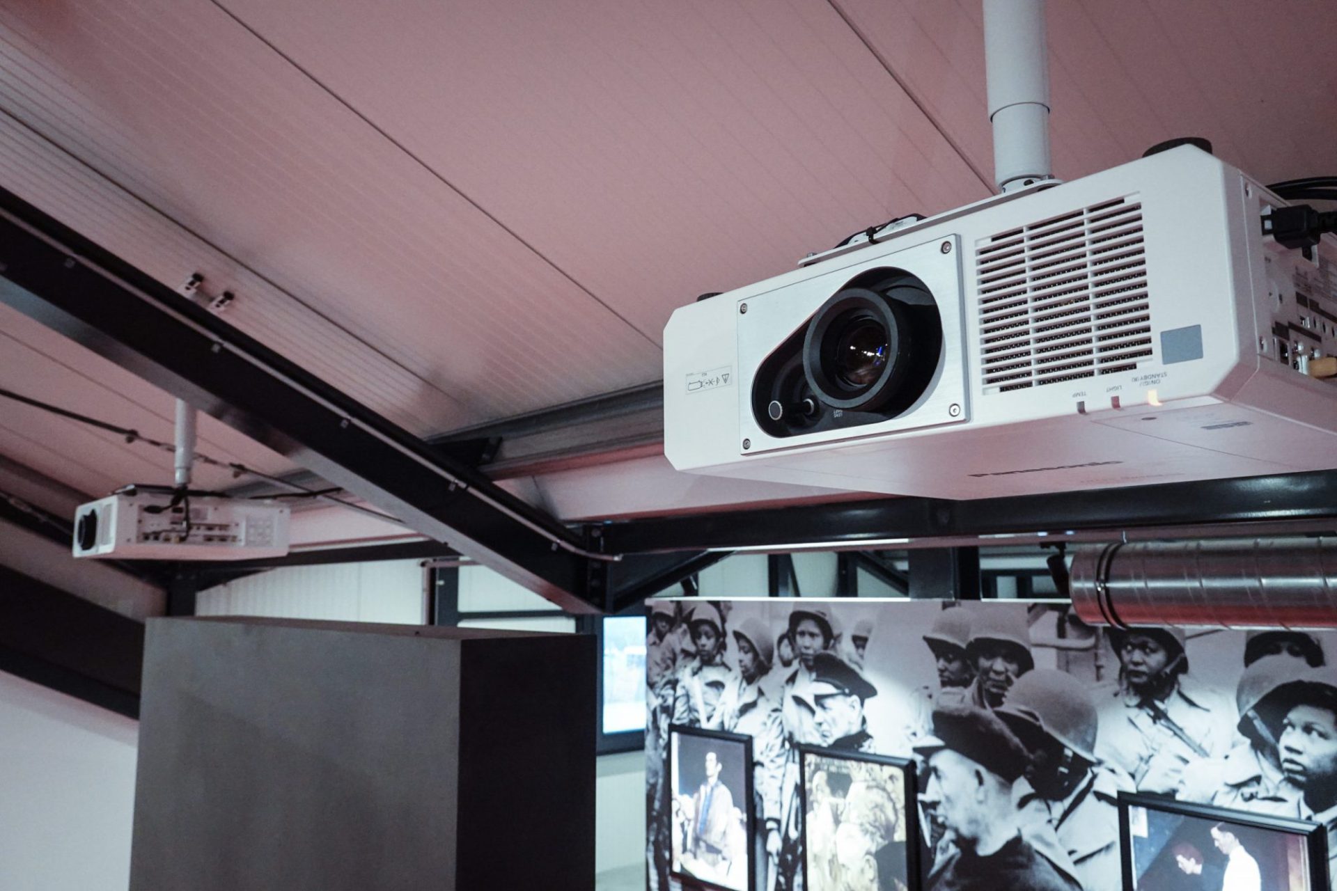 meerdere projectoren projecteren een film in een museum